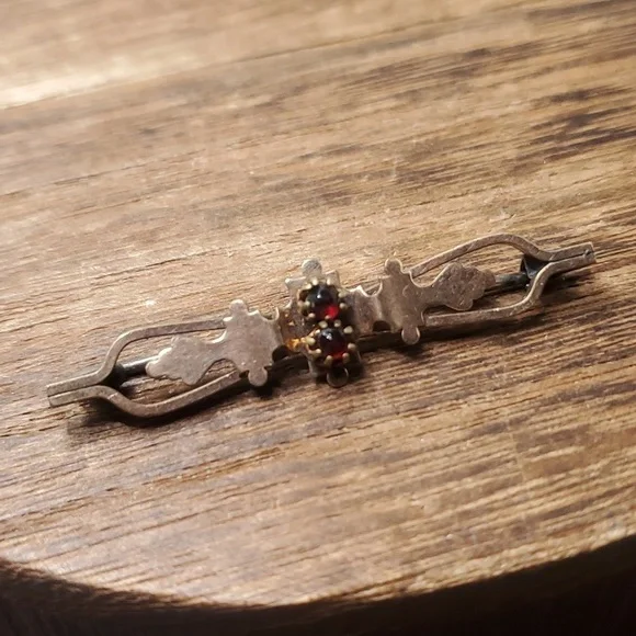 B835 austrian ruby 9ct gold Antique brooch pin - Picture 1 of 4